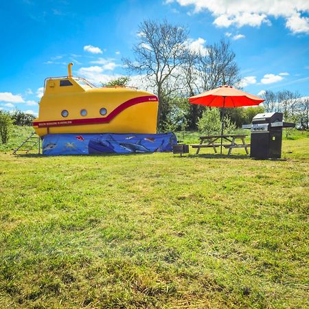The Yellow Submarine Cheddar Exterior foto