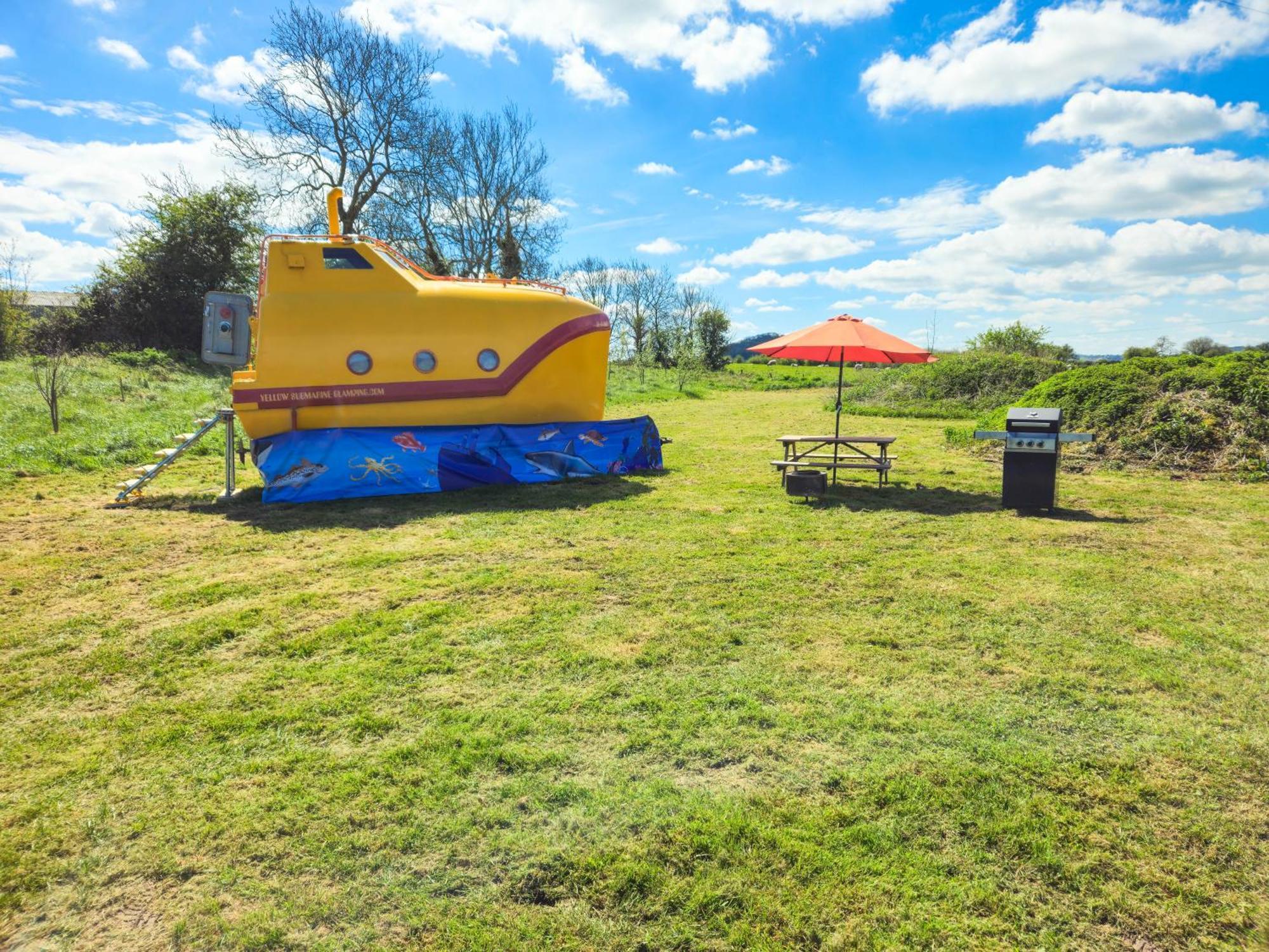 The Yellow Submarine Cheddar Exterior foto