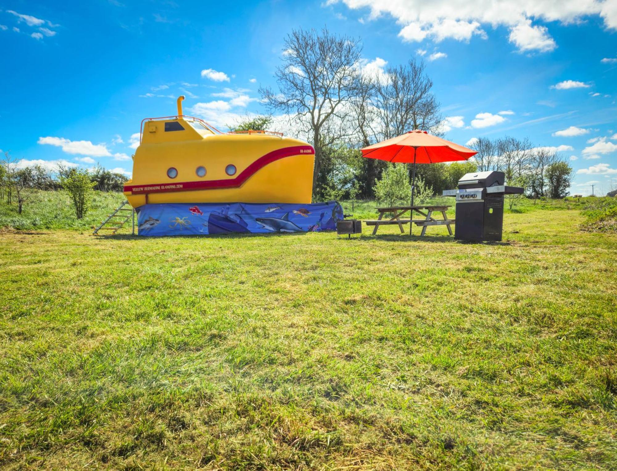 The Yellow Submarine Cheddar Exterior foto