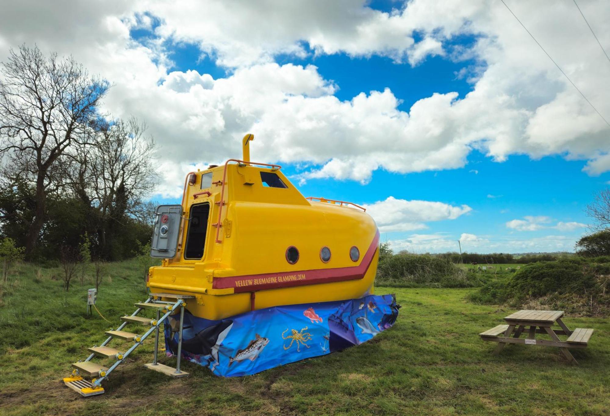 The Yellow Submarine Cheddar Exterior foto