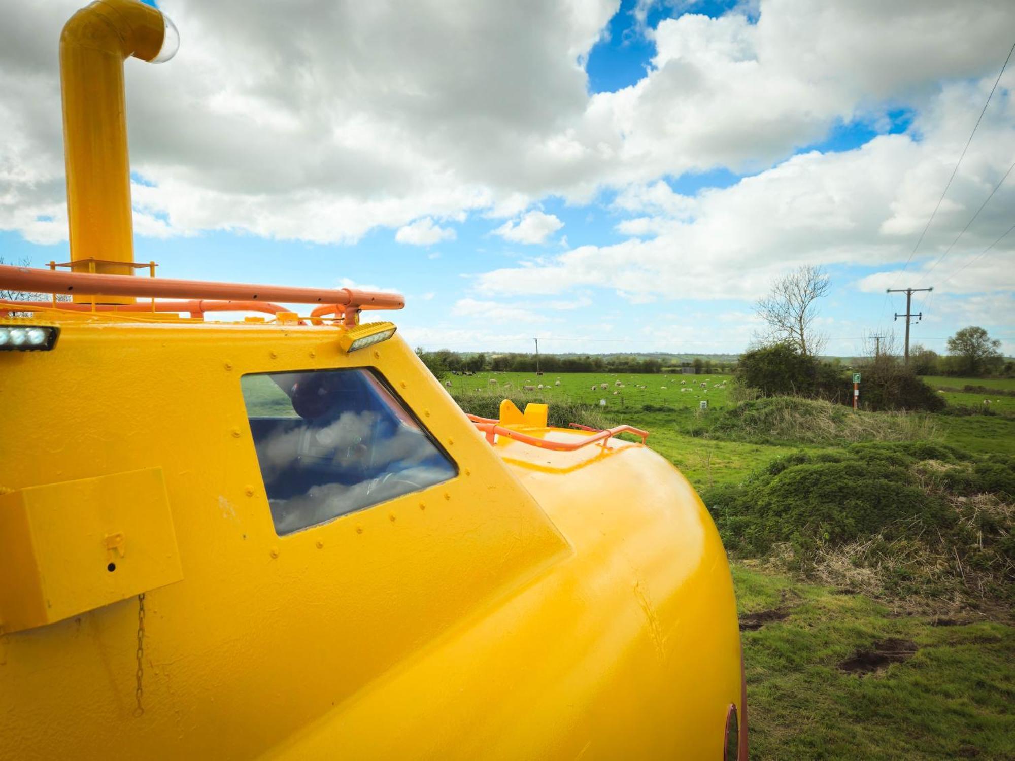 The Yellow Submarine Cheddar Exterior foto