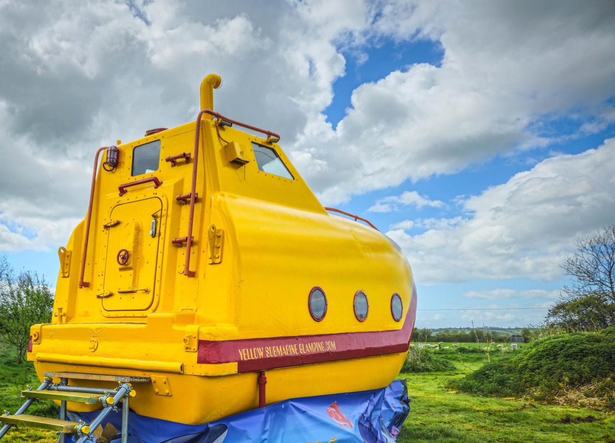 The Yellow Submarine Cheddar Exterior foto